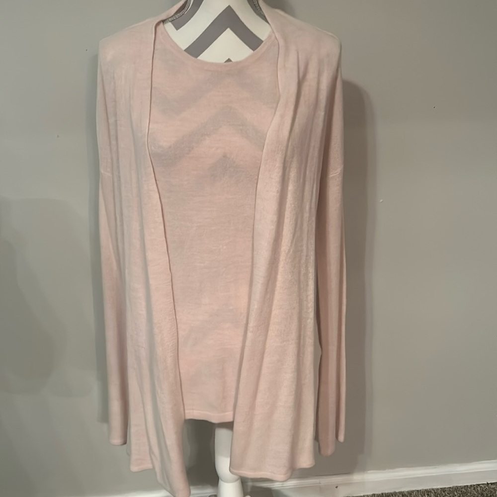 Roz&Ali women’s cardigan and tank set. Size Medium. Light pink.